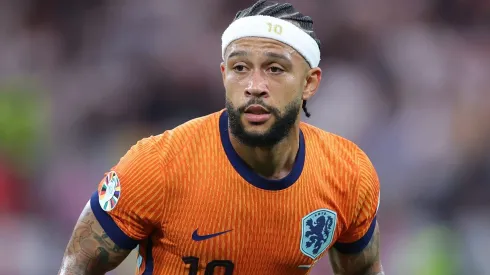 Corinthians negocia com Depay.