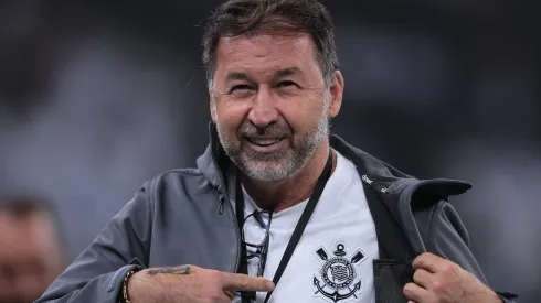 Corinthians confirma acordo com ex-jogador da Roma e coloca multa de R$ 250 milhões.