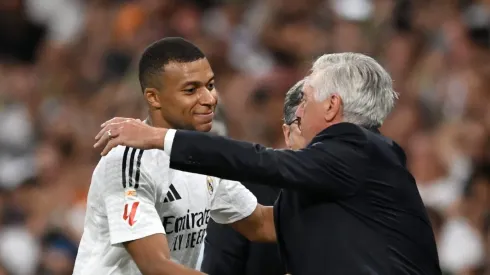 Mbappé recebe abraço de Ancelotti após gols em cima do Bétis. Foto: Denis Doyle/Getty Images