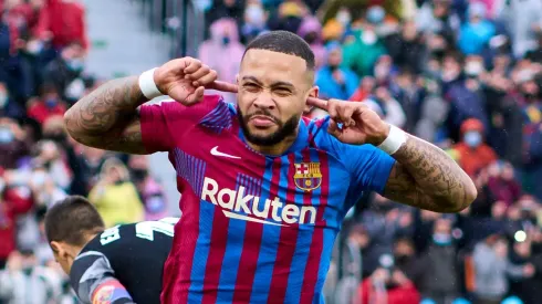 Barcelona age rápido e toma decisão de última hora sobre retorno de Memphis Depay. (Photo by Aitor Alcalde/Getty Images)