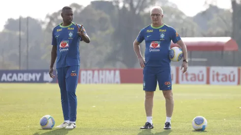 Juan e Dorival Júnior durante treino da Seleção Brasileira. (Foto: Rafael Ribeiro/CBF)
