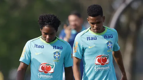 Endrick conversa com Estêvão. Foto: Rafael Ribeiro/CBF