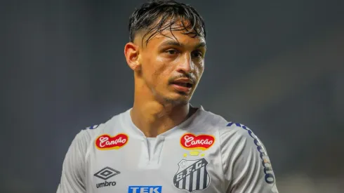 Weslley Patati durante a partida entre Santos e Ponte Preta pela Série B, no dia 30 de agosto de 2024. (Sipa US / Alamy Stock Photo)