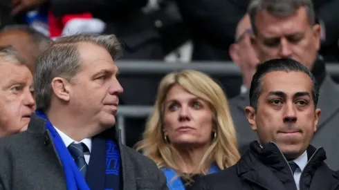 Presidente e proprietário do Chelsea, Todd Boehly, e co-proprietário do Chelsea, Behdad Eghbali, durante a final da Carabao Cup entre Chelsea e Liverpool no Stamford Bridge. (Foto: Andy Rowland)