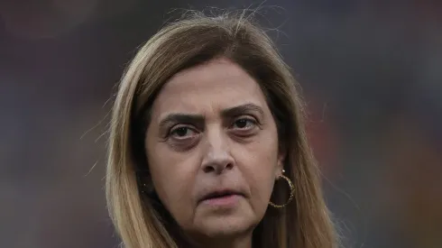 A presidente Leila Pereira do Palmeiras observa antes da partida entre Fluminense e Palmeiras, como parte do Brasileirão 2024, no Estádio Maracanã. (Foto: Meier/Getty Images)