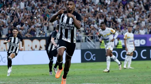 Saulo comemora seu gol no duelo entre Ceará e Novorizontino, no dia 26 de agosto de 2024. (ZUMA Press, Inc. / Alamy Stock Photo)