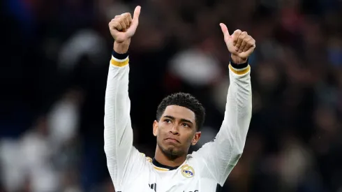 Jude Bellingham, do Real Madrid, demonstra gratidão aos torcedores ao final do jogo, após a vitória da equipe na partida de volta das oitavas de final da UEFA Champions League 2023/24, entre Real Madrid CF e RB Leipzig, no Estádio Santiago Bernabéu. (Foto: David Ramos/Getty Images)