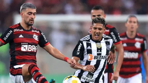Giorgian de Arrascaeta, do Flamengo, disputa a bola com Matías Zaracho, do Atlético-MG, durante o jogo de volta das oitavas de final da Copa do Brasil 2022 entre Flamengo e Atlético Mineiro no Estádio do Maracanã.(Foto: Buda Mendes/Getty Images)