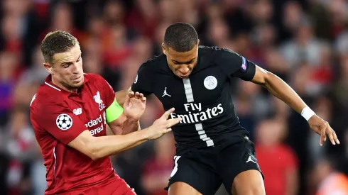 Kylian Mbappé, do Paris Saint-Germain, disputa a posse de bola com Jordan Henderson, do Liverpool, durante a partida do Grupo C da UEFA Champions League entre Liverpool e Paris Saint-Germain, em Anfield. (Foto: Michael Regan/Getty Images)