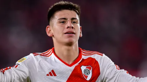 Claudio Echeverri, do River Plate, comemora após marcar o primeiro gol da equipe em uma partida entre River Plate e Belgrano, parte da Liga Profesional 2024, no Estádio Más Monumental Antonio Vespucio Liberti.. (Foto: Marcelo Endelli/Getty Images)