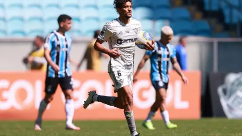 Gustavo Scarpa comemora seu gol no confronto entre Grêmio e Atlético-MG pelo Brasileirão, no dia 01 de setembro de 2024. (DiaEsportivo / Alamy Stock Photo)