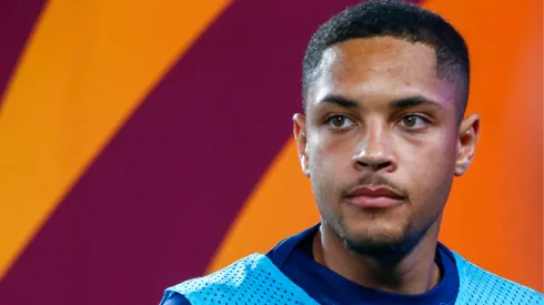 Vitor Roque no banco de reservas do Barcelona