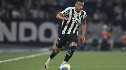 Marlon Freitas em ação na partida entre Botafogo e Fortaleza pelo Brasileirão, no dia 01 de setembro de 2024. (Sipa US / Alamy Stock Photo)
