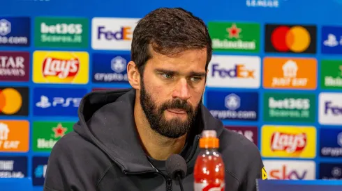 Alisson em partida pelo Liverpool