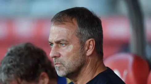 Hansi Flick pode anunciar 'surpresa' no Barcelona para a vaga de Dani Olmo.