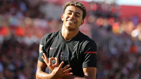 Lamine Yamal comemora gol pelo Barcelona.