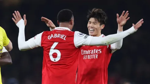 Takehiro Tomiyasu e Gabriel Magalhães do Arsenal . (Photo by Catherine Ivill/Getty Images)