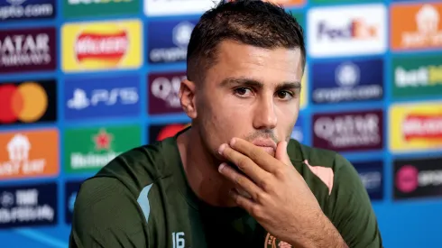 Rodri comentou sobre excesso de partidas do calendário. Jogador do Barcelona concordou (Photo by Carl Recine/Getty Images)