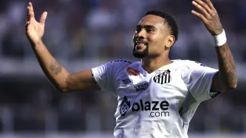 Wendell comemora o seu gol na partida entre Santos e América-MG pela Série B, no dia 15 de setembro de 2024. (Sipa US / Alamy Stock Photo)