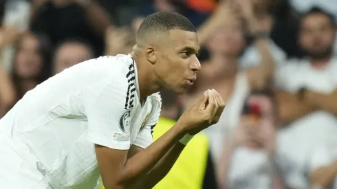 Kylian Mbappé comemora após marcar o primeiro gol de sua equipe durante a partida da Fase de Grupos da Liga dos Campeões da UEFA 2024/25, entre Real Madrid e Stuttgart, no Estádio Santiago Bernabéu. (Foto: IMAGO / NurPhoto)