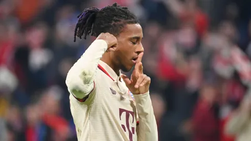 Michael Olise em partida contra o Dinamo Zagreb