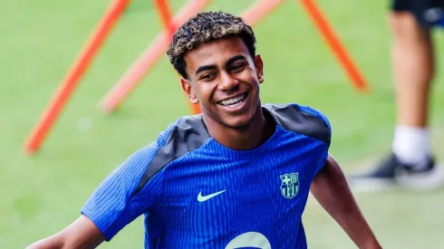 Lamine Yamal com a camisa do Barcelona.