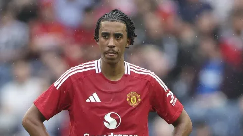 Leny Yoro, zagueiro do Manchester United. (Foto: IMAGO / Colorsport)
