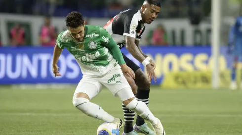 Raphael Veiga Jogador do Palmeiras durante partida contra o Vasco pela série A do Brasileirão 2024. Sipa US / Alamy Stock Photo.