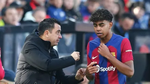 Lamine Yamal e Xavi no Barcelona.