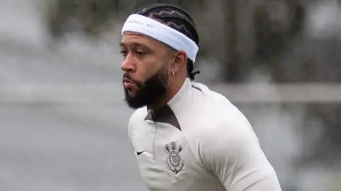 Depay treina no Corinthians.