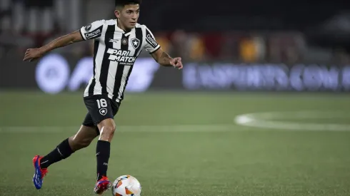 Thiago Almada em ação no confronto entre Botafogo e São Paulo, no dia 18 de setembro de 2024, pela Libertadores. (Associated Press / Alamy Stock Photo)
