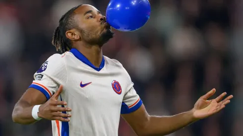 Nkunku comemora seu gol na vitória do Chelsea sobre o Bournemouth, no dia 14 de setembro de 2024, pela Premier League. (Mark Pain / Alamy Stock Photo)