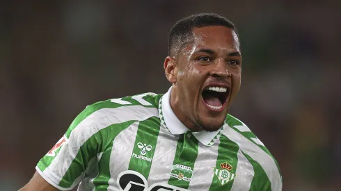 Vitor Roque com a camisa do Real Betis.