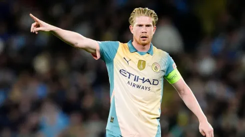 De Bruyne orienta seus companheiros na partida entre Manchester City e Inter de Milão pela Liga dos Campeões, no dia 18 de setembro de 2024. (PA Images / Alamy Stock Photo)
