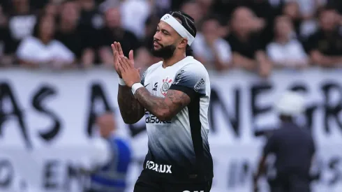 Memphis Depay jogador do Corinthians durante partida contra o Atlético-GO no estádio Arena Corinthians pelo Campeonato Brasileiro 2024. (Foto: Ettore Chiereguini/AGIF)