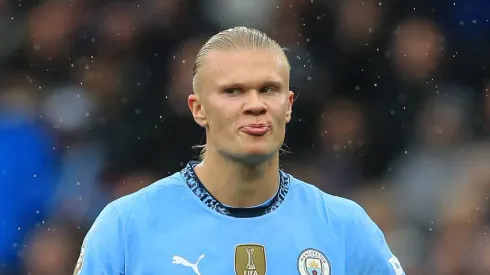 Haaland em campo com expressão fechada. Foto: IMAGO/Action Plus