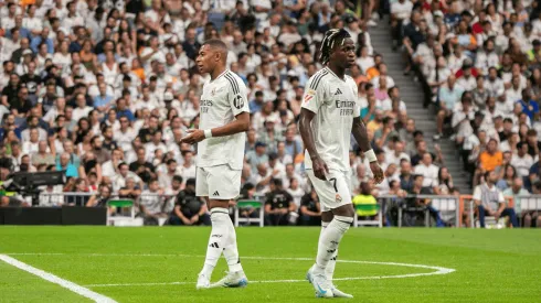 Kylian Mbappé (E) e Vinicius Jr. (D) durante a partida da liga espanhola de futebol no estádio Santiago Bernabeu. SOPA Images Limited / Alamy Stock Photo