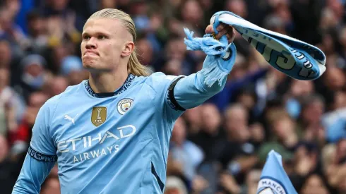 Erling Haaland, do Manchester City, comemora seu 100º gol ao fazer 1 a 0 durante a partida da Premier League entre Manchester City e Arsenal no Etihad Stadium. (Foto: IMAGO / News Images)