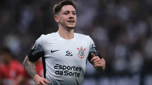 Garro comemora o seu gol na partida entre Corinthians e Atlético-GO, pelo Brasileirão, no dia 21 de setembro de 2024. (Associated Press / Alamy Stock Photo)