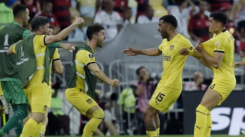 Jogadores do Penarol comemoram gol marcado por Cabrera durante partida contra o Flamengo no estadio Maracana pelo campeonato Copa Libertadores 2024. (Foto: Alexandre Loureiro/AGIF)