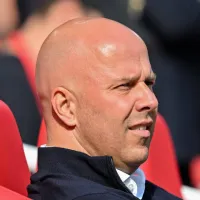 Aval de Arne Slot faz Liverpool entrar na briga com rival da Premier League por meio-campista