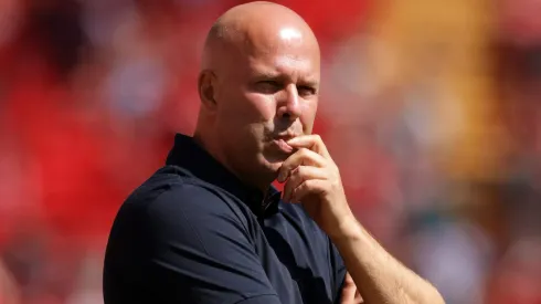 Treinador do Liverpool, Arne Slot, toma decisão importante no elenco (Photo by Barrington Coombs/Getty Images)