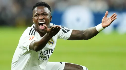 Vini Jr caído no gramado em Real Madrid x Alavés.