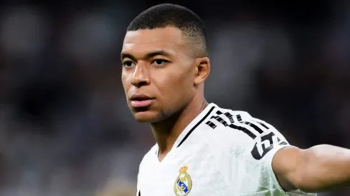 Mbappé sofre lesão no Real Madrid e já sabe se poderá ou não enfrentar o Barcelona (Photo by David Ramos/Getty Images)