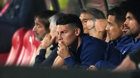 James Rodríguez no banco de reservas do Rayo Vallecano. Foto: Aitor Alcalde/Getty Images