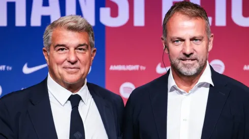 Joan Laporta, presidente do Barcelona ao lado do treinador Hansi Flick (Photo by Eric Alonso/Getty Images)