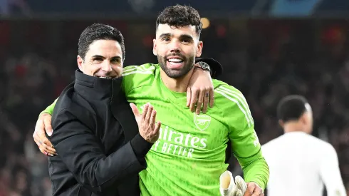 Mikel Arteta e Raya lado a lado pelo Arsenal