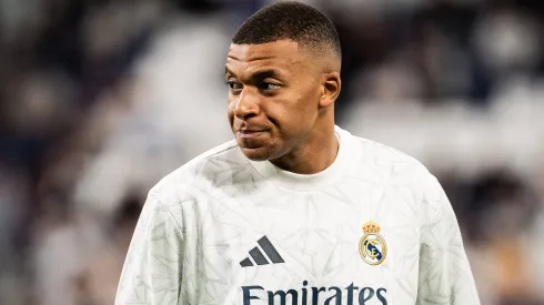 Mbappé com a camisa do Real Madrid.