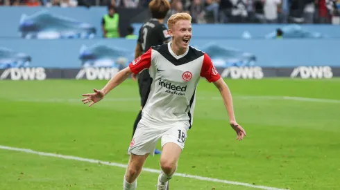 Hugo Larsson atualmente joga pelo Eintracht Frankfurt. (Foto: IMAGO / osnapix)