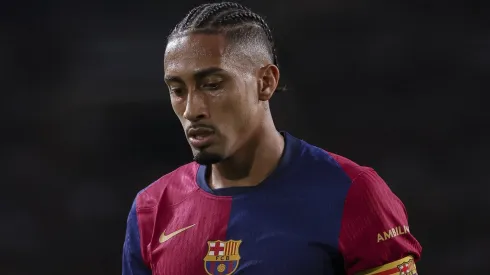 Raphinha com a camisa do Barcelona.
